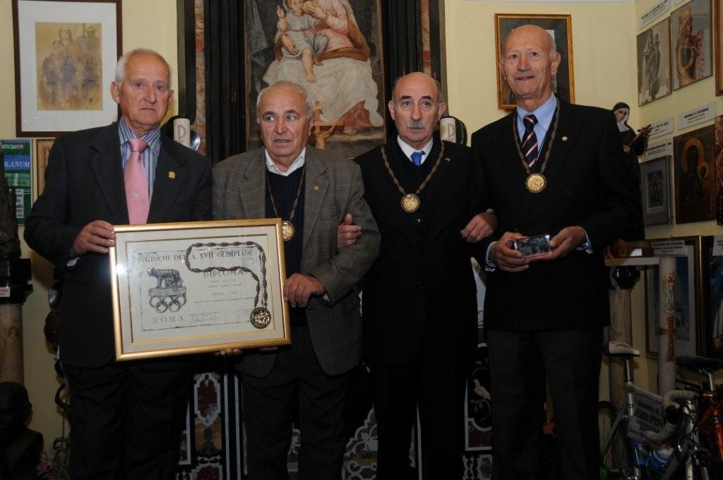 Olimpiadi - ROMA 1960. I magnifici quattro donano la medaglia d'oro al Santuario